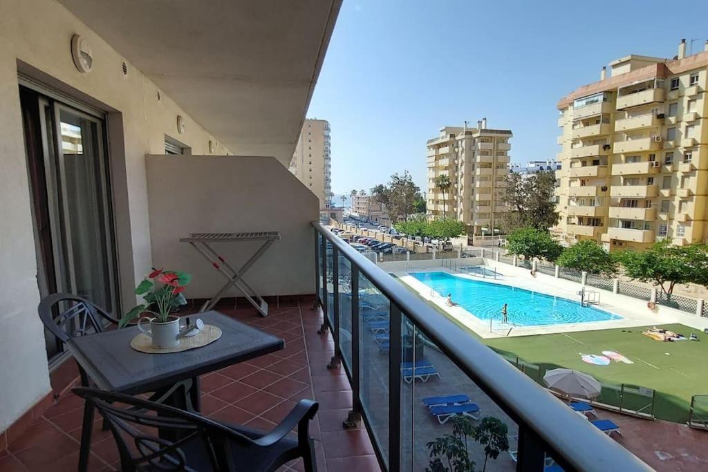 Elegante alojamiento con piscina a 200 m del mar. Apartamento Benalmádena Exterior foto